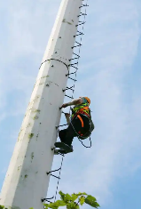 通信铁塔攀爬草莓视频WWW在线观看免费防坠器筑牢安全防线，守护生命底线